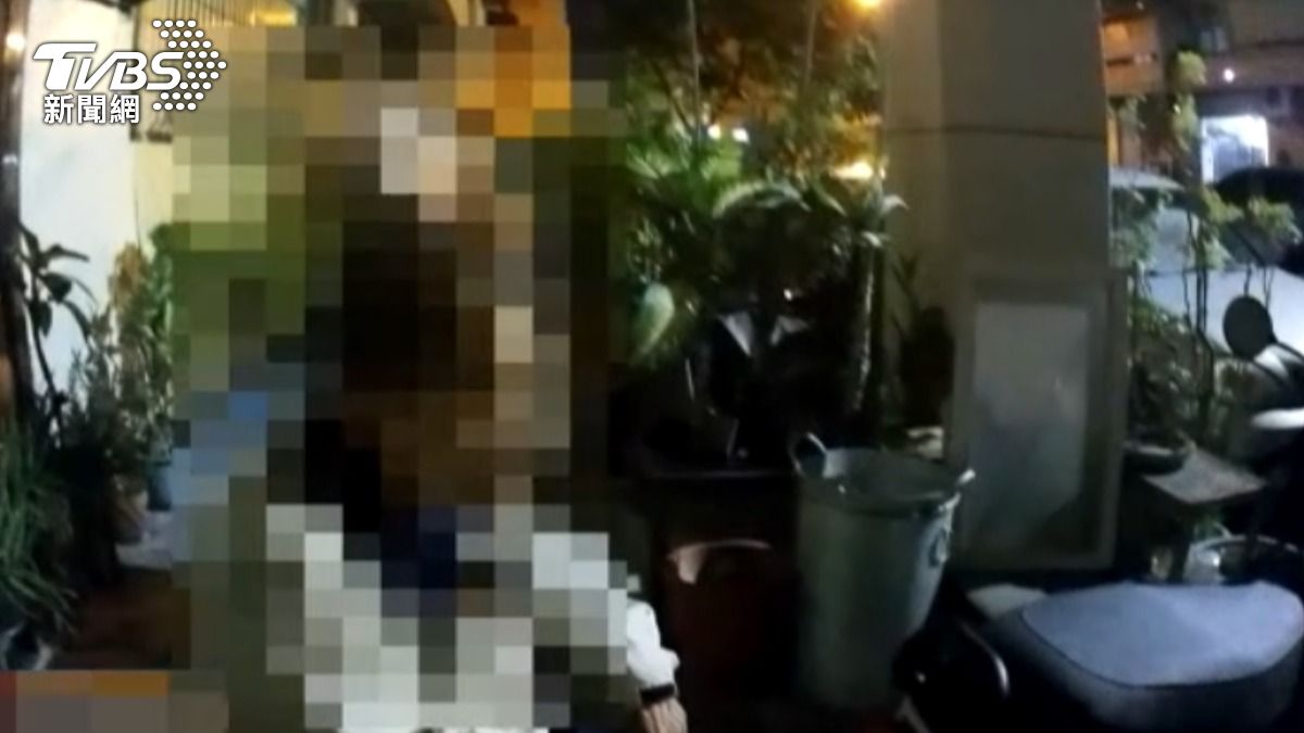 87歲翁深夜二度衝出家!保全苦攔仍硬闖 原因「警聽了也揪心」