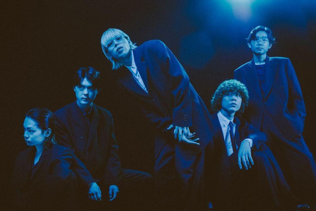 左起為⿎⼿Sho、鍵盤⼿Rosa、主唱Hiyn、擔任DJ的Ofeen、⾙斯⼿Zum。(圖/華納音樂提供)
