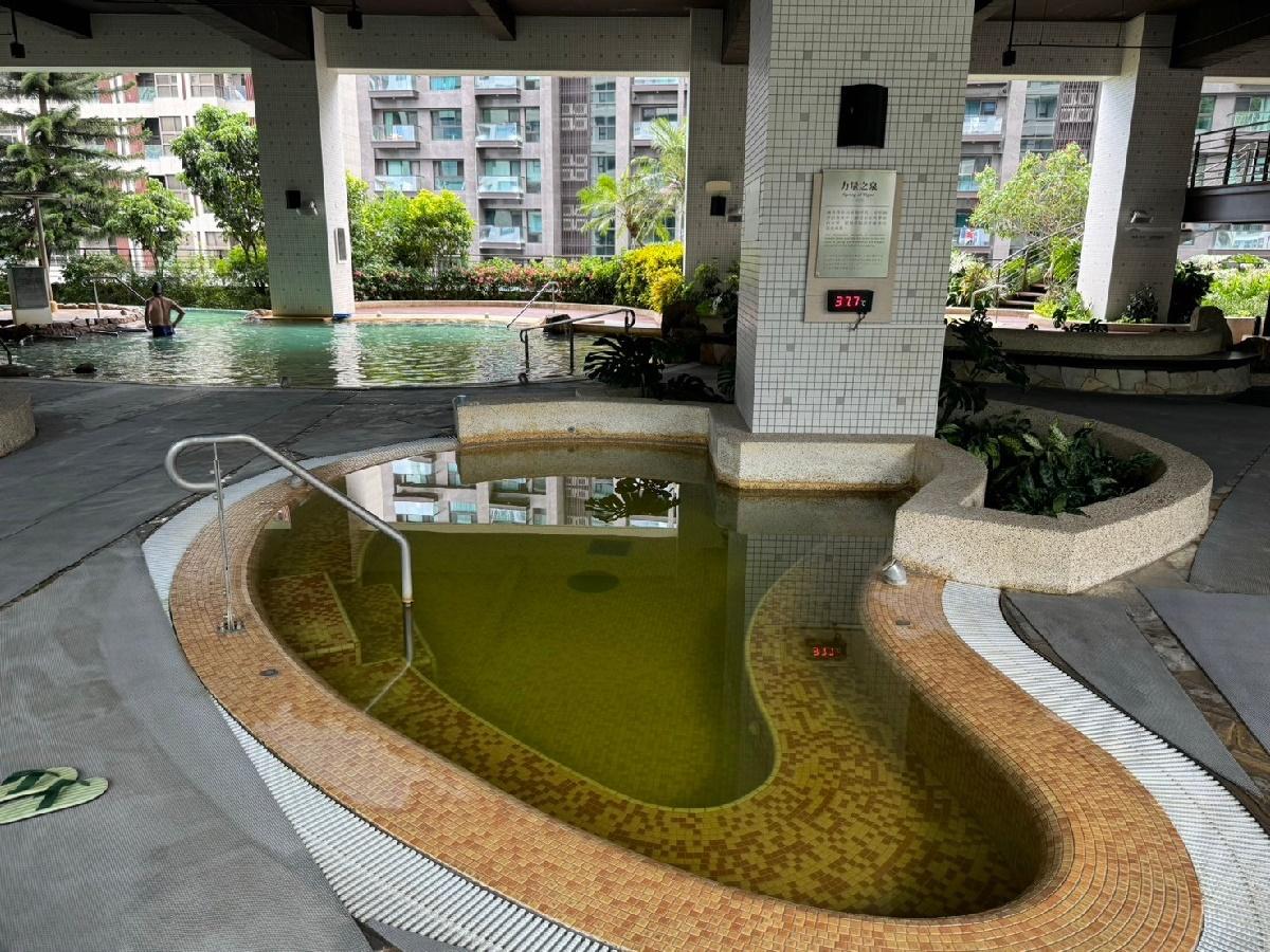水療池區域有金棗、蘭花、草藥等浴池,選擇十分多元。(圖/翻攝自食尚玩家)