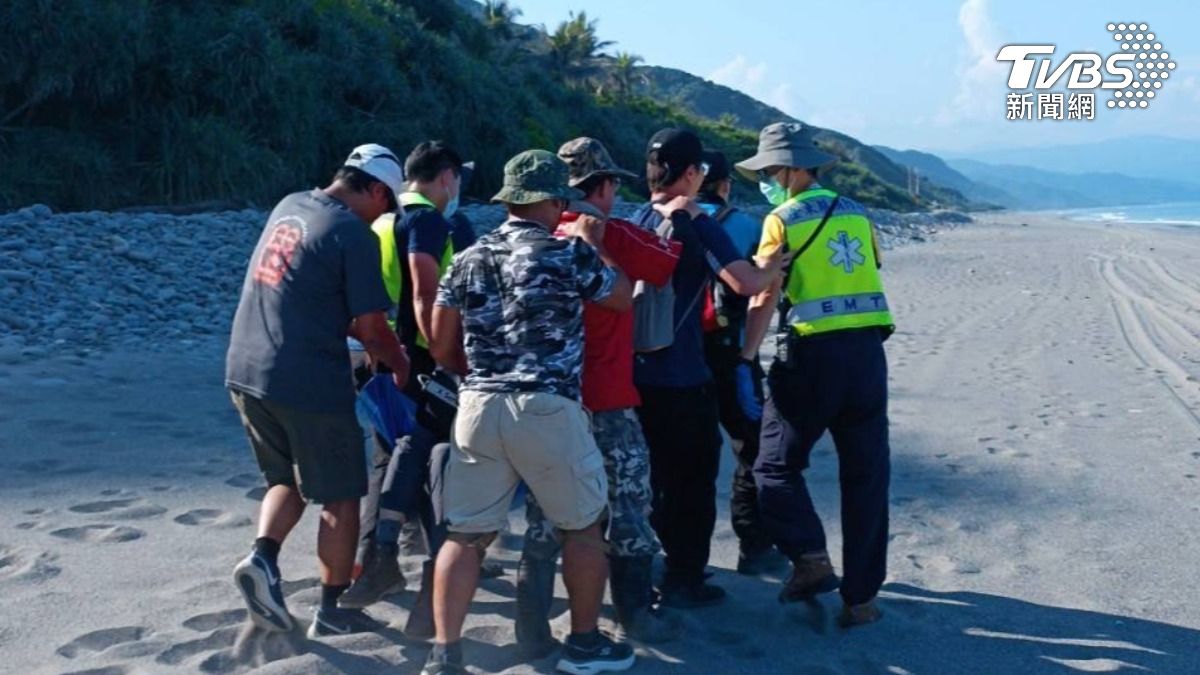 人員緊急處置後立即將男子送至大武衛生所。(圖/TVBS)