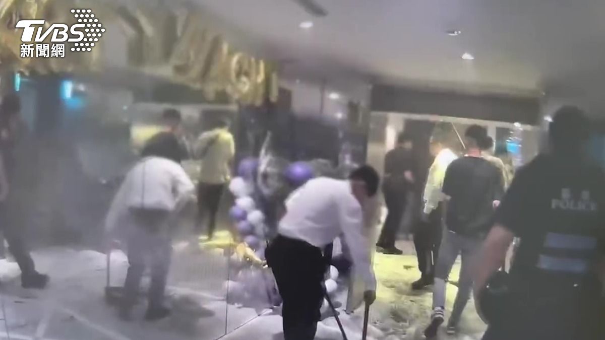 甩棍隊出動！不滿酒店員工太囂張　他撂7人砸店遭逮