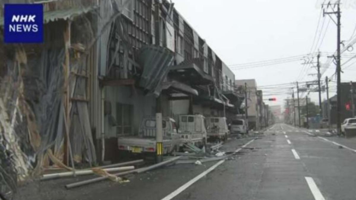 宮崎市JR南宮崎站附近。可以看見玻璃碎片散落地上,房屋遭強風吹毀。(圖/擷取自NHK)