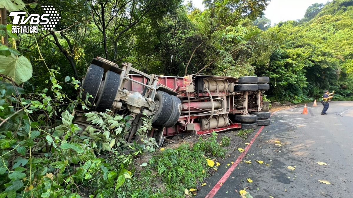 駕駛路不熟!砂石車下坡失速過彎 「煞不住」撞電桿慘翻車