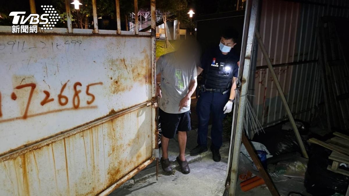 楊男闖入工地偷水電。意外被反鎖在頂樓，最後被警員救出。（圖／TVBS）