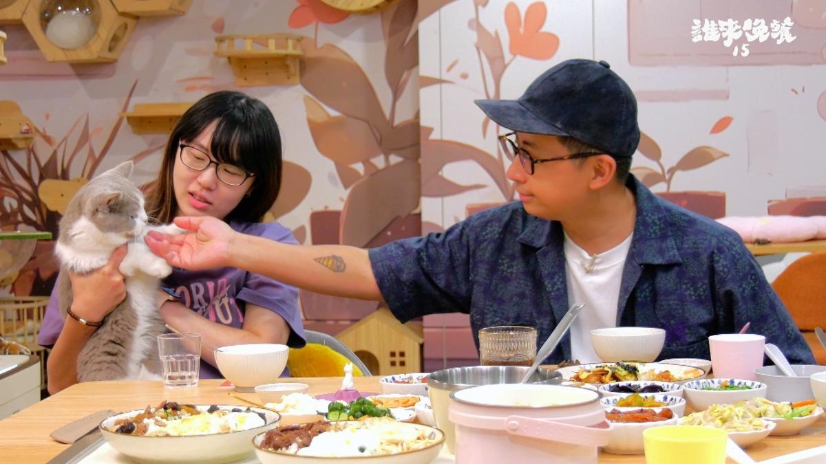 呱吉意外發現自己與受訪家庭的貓「豆豆」撞名。(圖/公視提供)