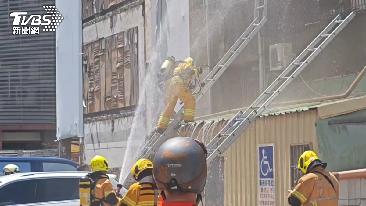 高雄市前金區中華四路一間知名的「三性公關」酒吧發生嚴重火警