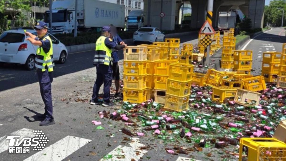 開車小心!路面坑洞釀事故 聯結車「大量酒瓶噴飛」玻璃碎滿地