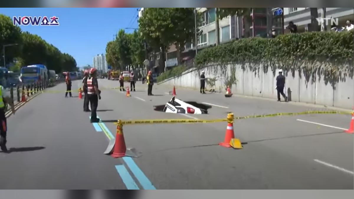 首爾西大門道路中央的坑洞,幾乎將一輛休旅車完整吞沒。(圖/翻攝自YTN影片)