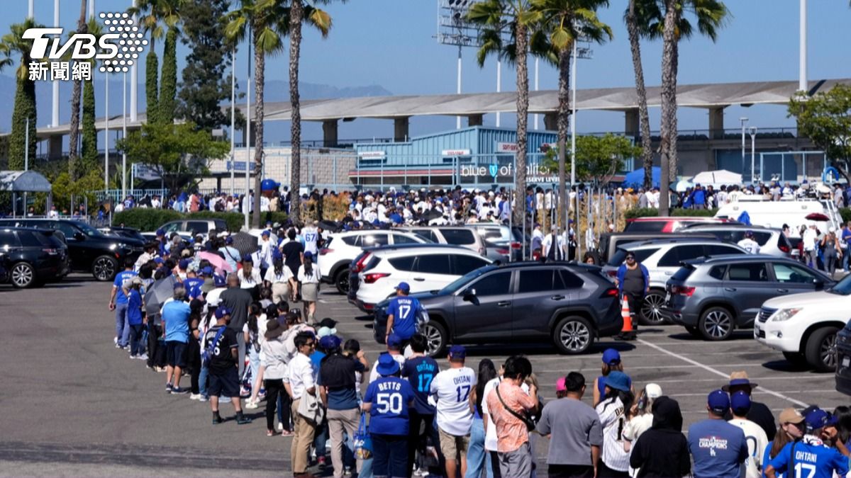 大谷的搖頭娃娃吸引球迷在開賽前12個小時就在道奇球場外排起常常隊伍,深怕拿不到。(圖/達志影像美聯社)