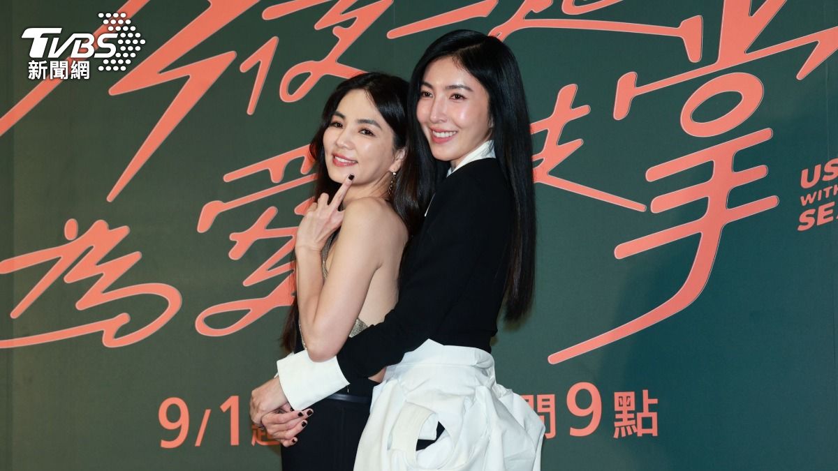 Ella(左)受楊謹華調教閨房樂趣。(圖/趙世平攝)