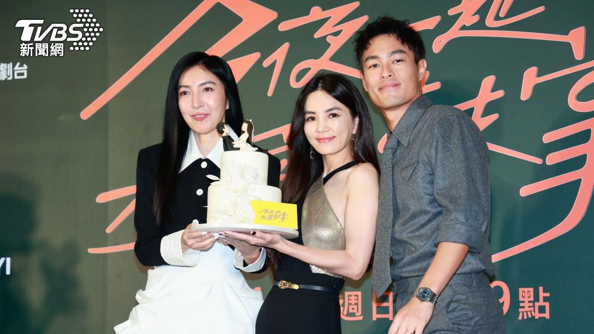 楊謹華(左起)、Ella幫楊祐寧慶生。(圖/趙世平攝)