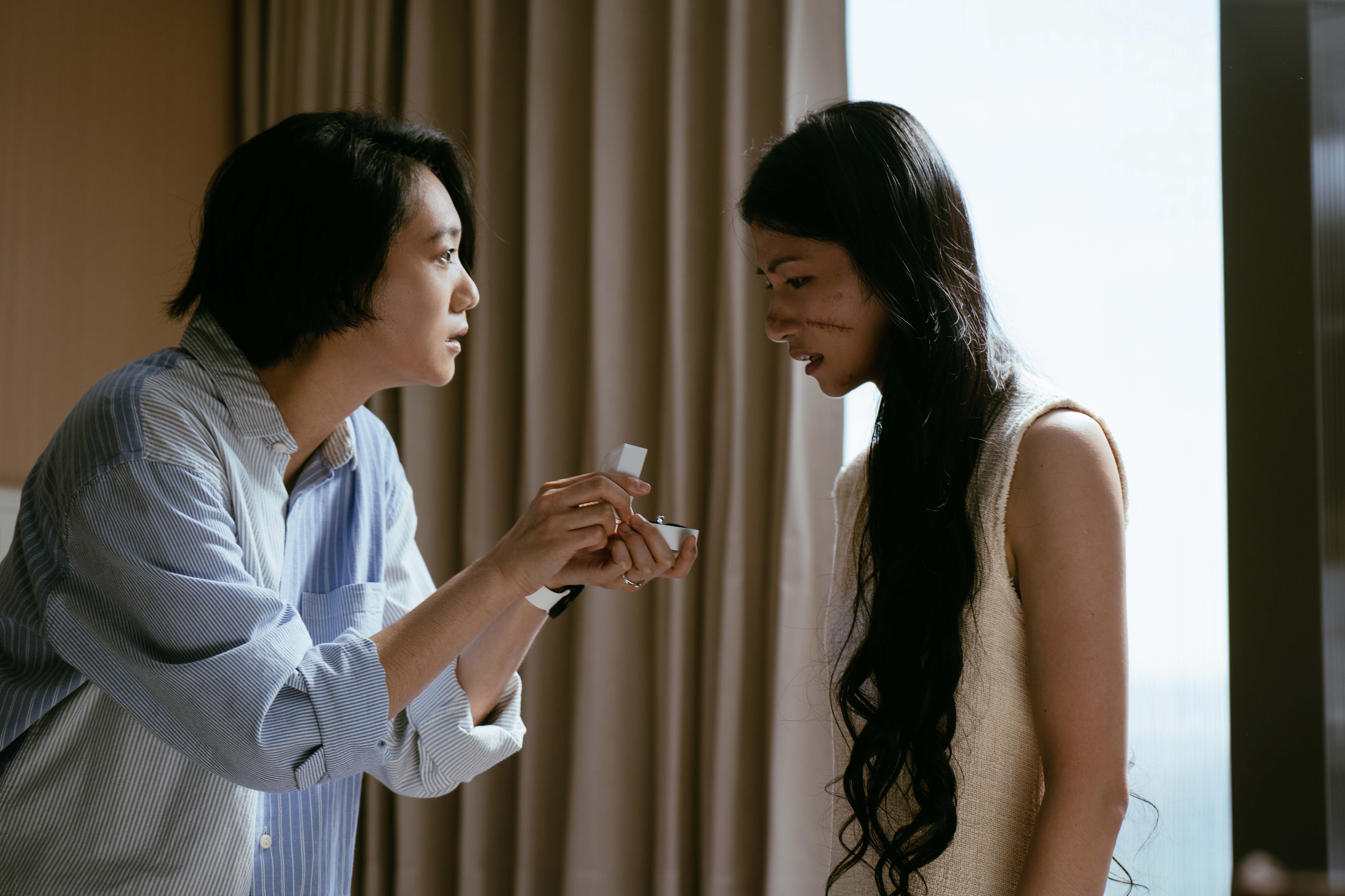 李千娜(右)、趙逸嵐劇中同性婚姻遇考驗。(圖/金禾創意提供)
