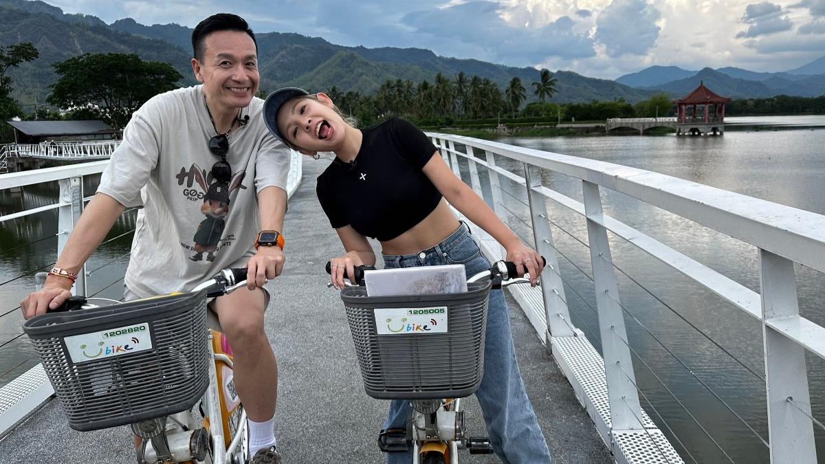 小鐘和鮪魚深入美濃客庄,騎單車遊老街。(圖/高雄市政府新聞局提供)