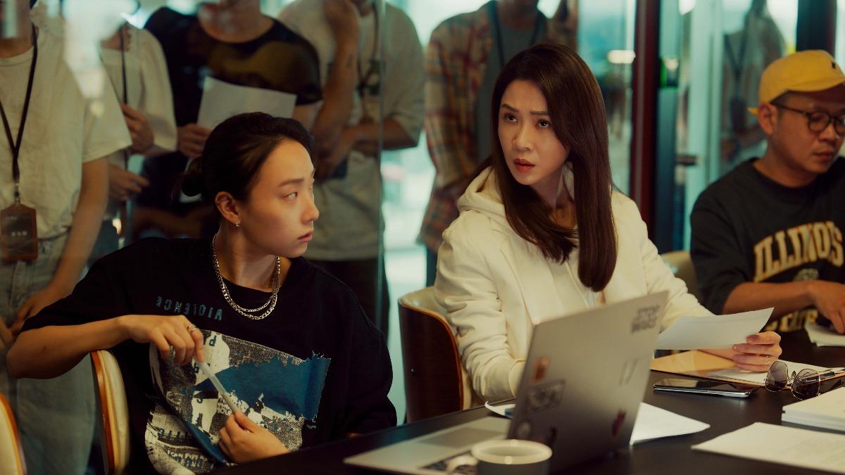 謝盈萱(右)在《影后》飾演從女演員退居幕後的王牌製作人。(圖/Netflix提供)