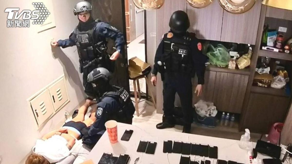 警方在破獲詐騙集團時,可能會將車手、取簿手、水房等案件分開計算。(圖/TVBS)