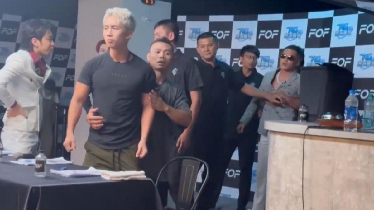 韓森(右一)暴毆孫安佐(左二)。(圖/拳願提供)