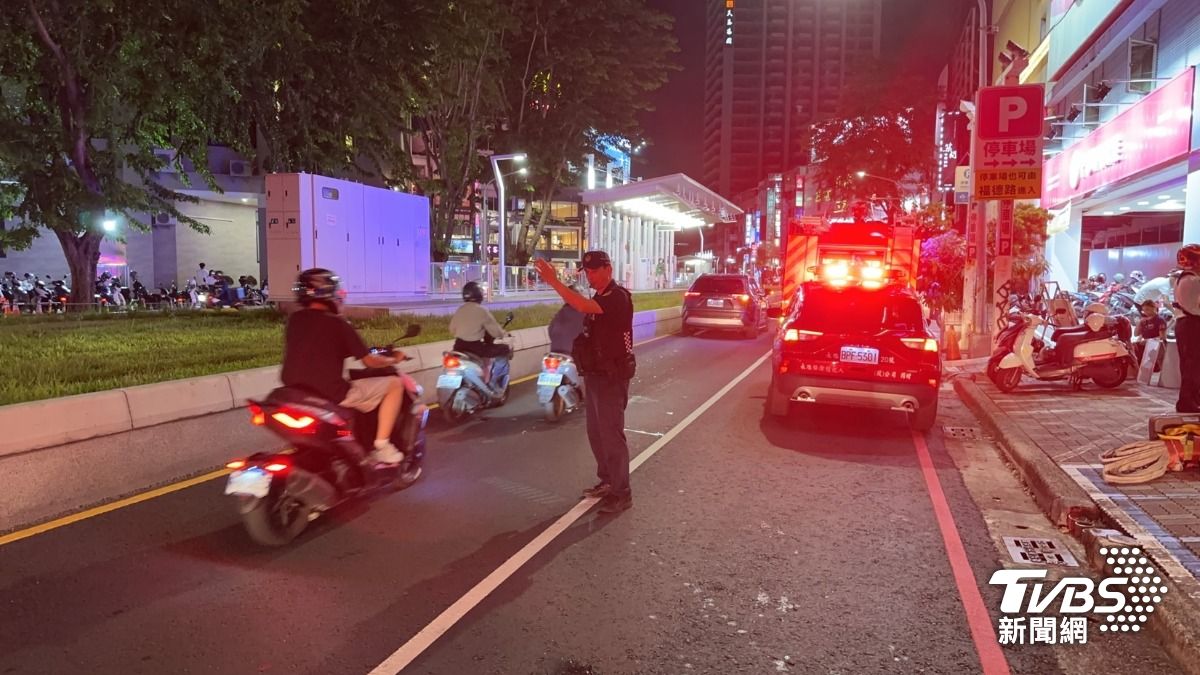 快訊/高雄環球影城突失火!3樓冒煙「百人狂逃畫面曝」 民眾喊:快嚇死