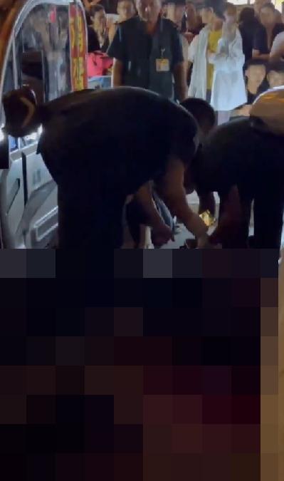醫護人員檢查王男傷勢,地上留下大片血跡。(圖/翻攝自微博)