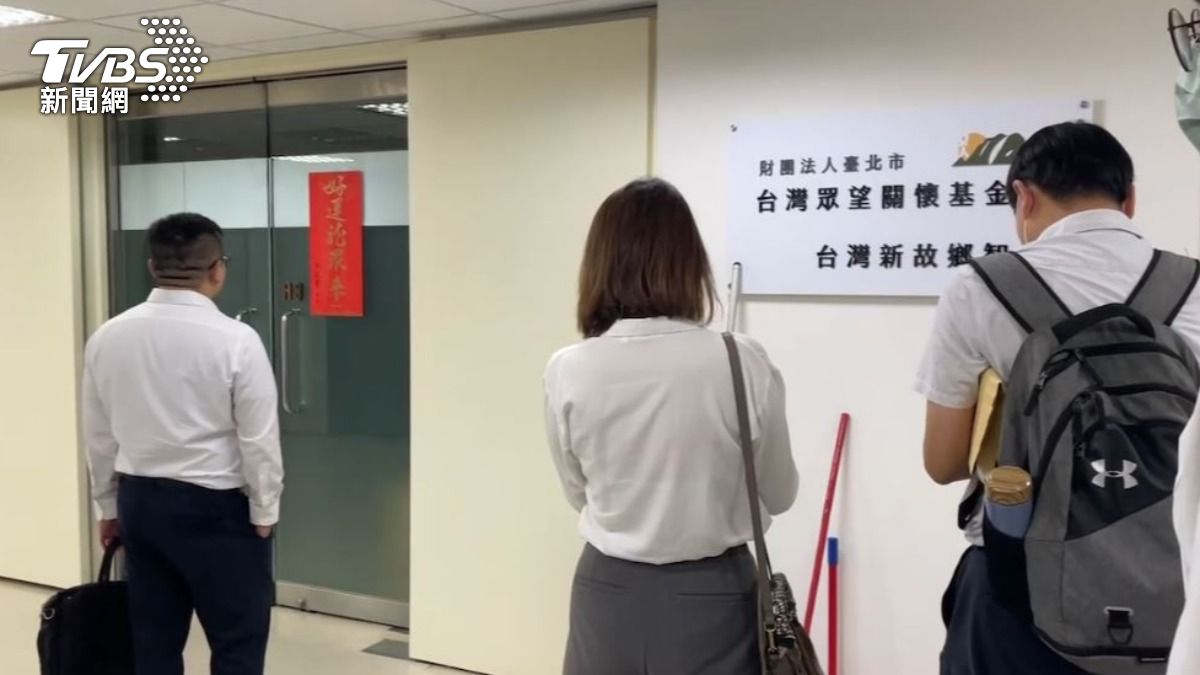 快訊/柯文哲辦公室遭搜索!檢調「直衝台玻大樓」 黃珊珊現場急打電話