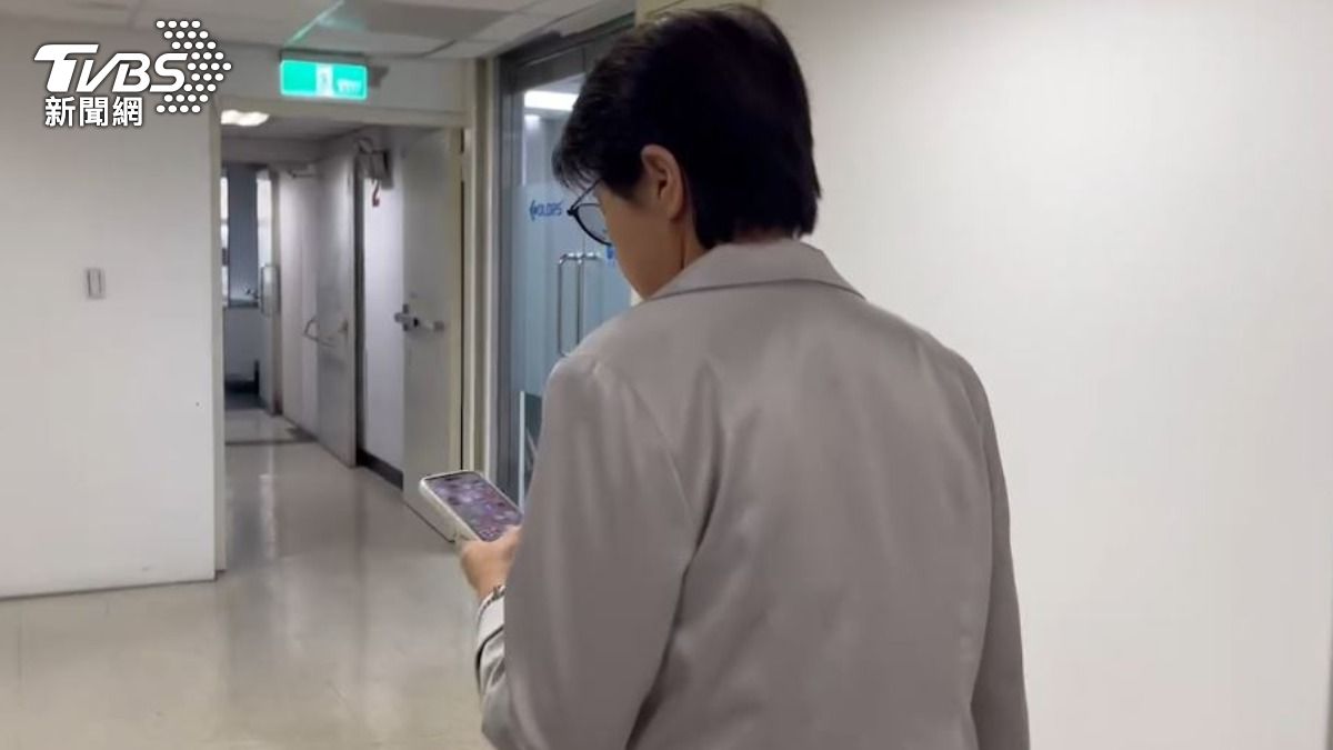檢調抵達台玻大樓時,黃珊珊正好也在現場。(圖/TVBS)
