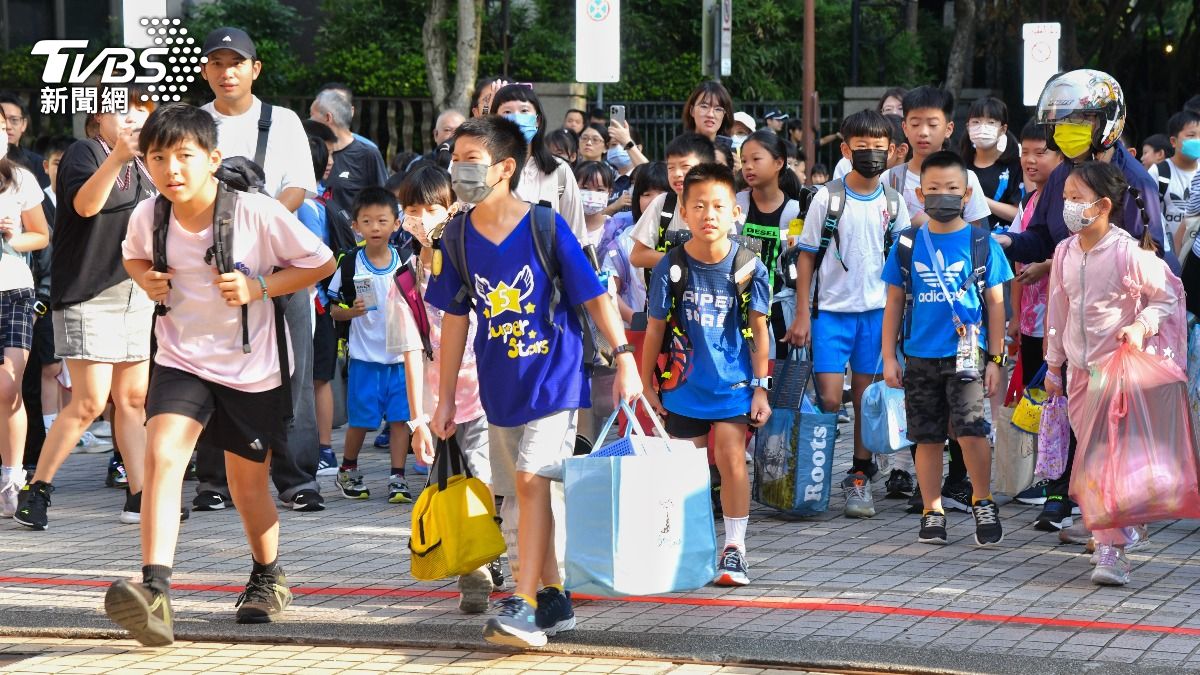 開學日!蔣萬安國小發禮物、大兒子也開學 直喊:鬆了口氣