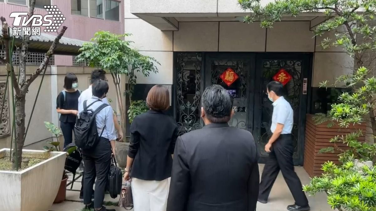 辦案人員今日一早前往柯文哲住處,但柯家遲未開門,讓搜索行動一度受阻。(圖/TVBS)