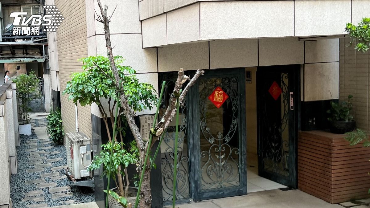 柯文哲遭搜索,住家外聚集大批媒體守候及民眾圍觀,造成現場車輛進出不便。(圖/TVBS)