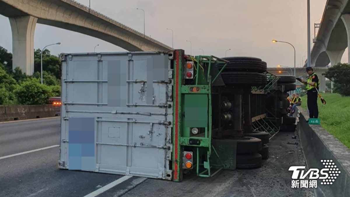 駕駛注意!國道1號「貨櫃車翻覆」回堵9公里 駕駛慘卡車內亡