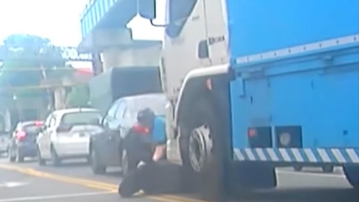 生死一瞬間!桃園男違規迴轉「車身一半遭輾」驚悚畫面曝