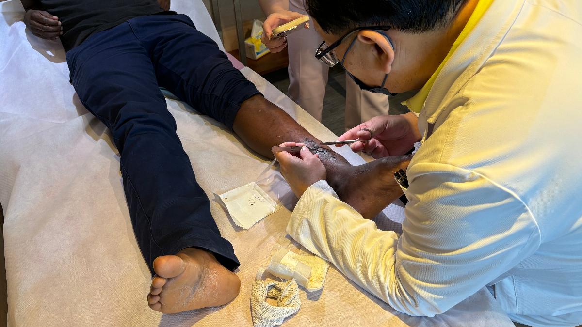 鎮暴警察左小腿中彈無法跑步 史瓦帝尼跨海來台就醫助他重返工作
