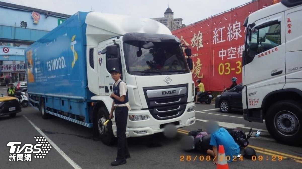 一輛大貨車與一名騎士發生驚險碰撞。(圖/TVBS)