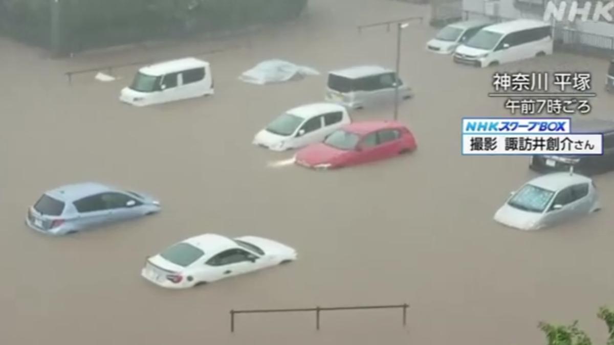 神奈川一處停車場20輛車慘淹，高度甚至超過半個車門。（圖／翻攝自NHK）