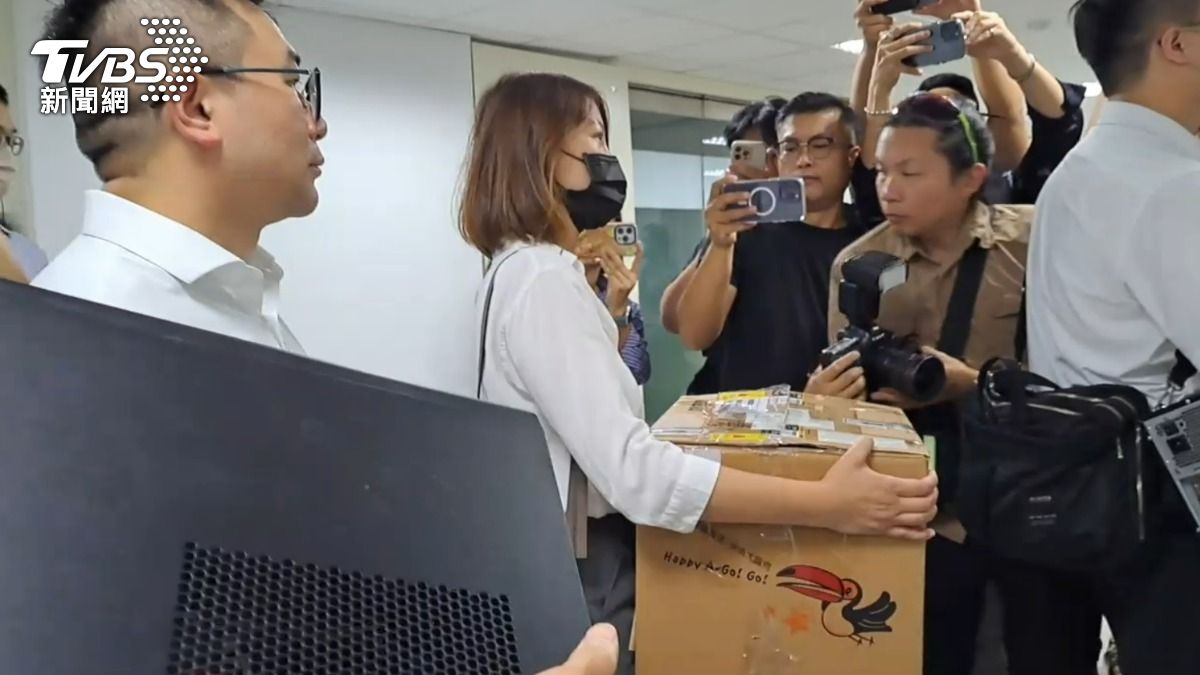 檢調搜柯文哲「台玻辦公室」2小時！帶2主機、1箱證物　柯住處還在搜