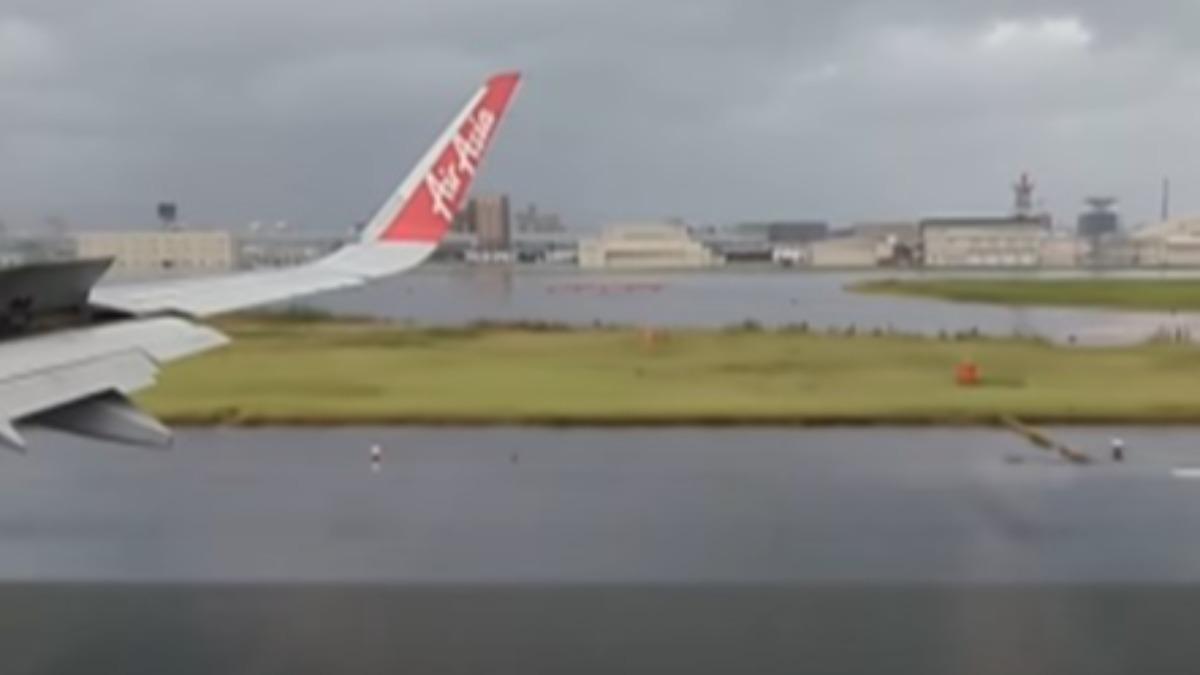 這架航班成功架落在福岡機場後,乘客報以熱烈掌聲。(圖/翻攝自FNN)