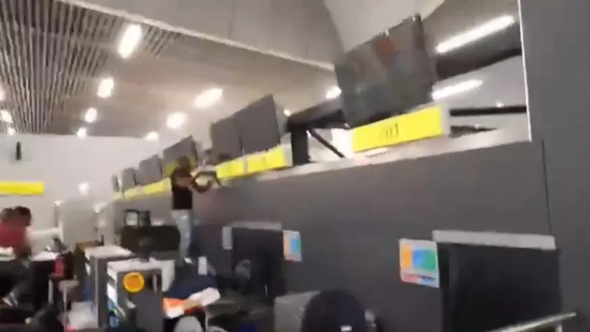 連懸掛在後方的螢幕都被失控男子拿槌子逐一狂敲。（圖／翻攝自X@aviationbrk）