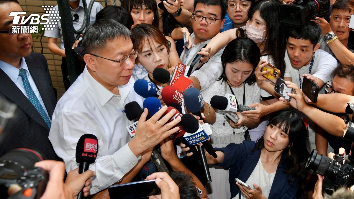 柯文哲站在家門口受訪。(圖/胡瑞麒攝)