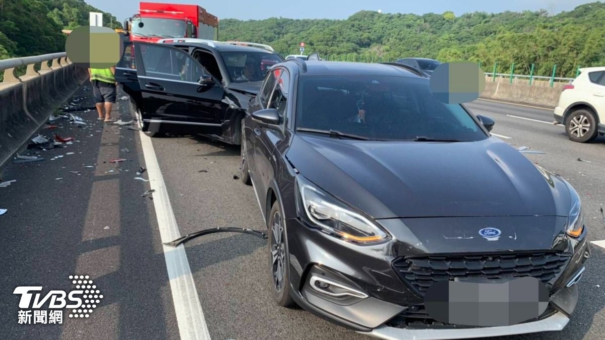 國3北上香山段6車連環撞！車體嚴重變形、4人受傷送醫