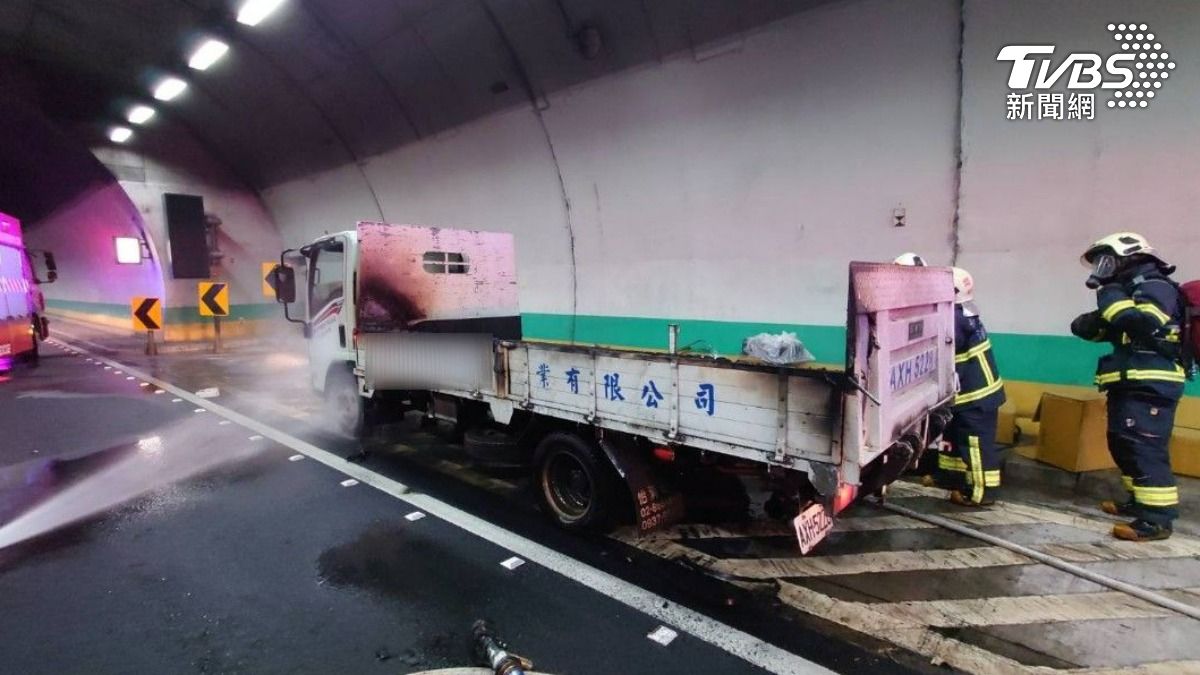 小貨車後車斗突然竄火，警消到場搶救。（圖／TVBS）