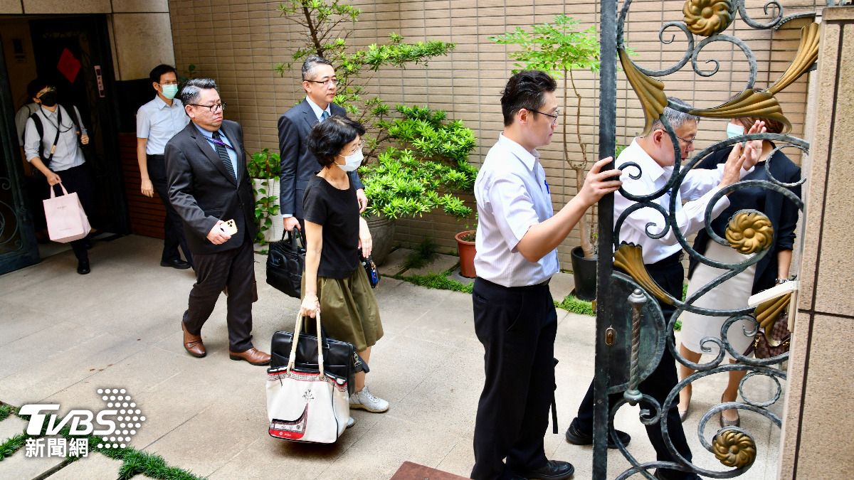 北檢主任檢察官及廉政署副署長林漢強親自帶隊搜索柯文哲住家。(圖/胡瑞麒攝)