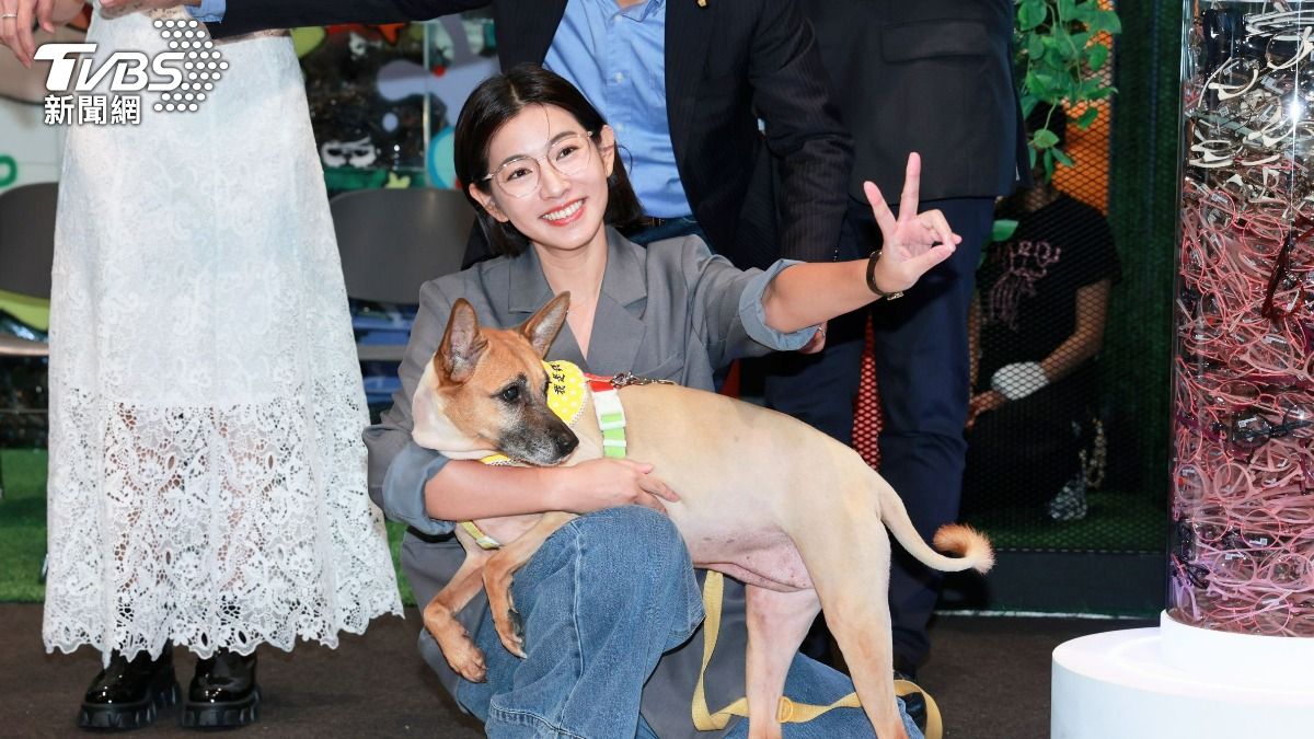 米可白帶愛犬「錢錢」一起出席活動。(圖/趙世平攝)