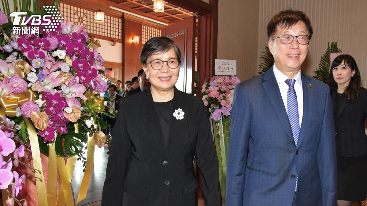 葉菊蘭（左）接任圓山大飯店董事長，右為前任董事長林育生。（圖／胡瑞麒攝）