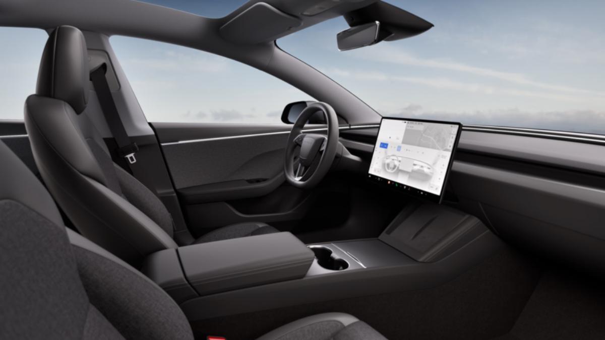 墨西哥這款特斯拉 Model 3 入門版最大的特點在於其內裝配備多項簡化。（圖／特斯拉）