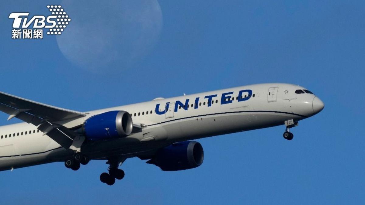 美波音737遇亂流!食物噴飛、空服員險撞天花板 乘客嚇:最痛苦經驗
