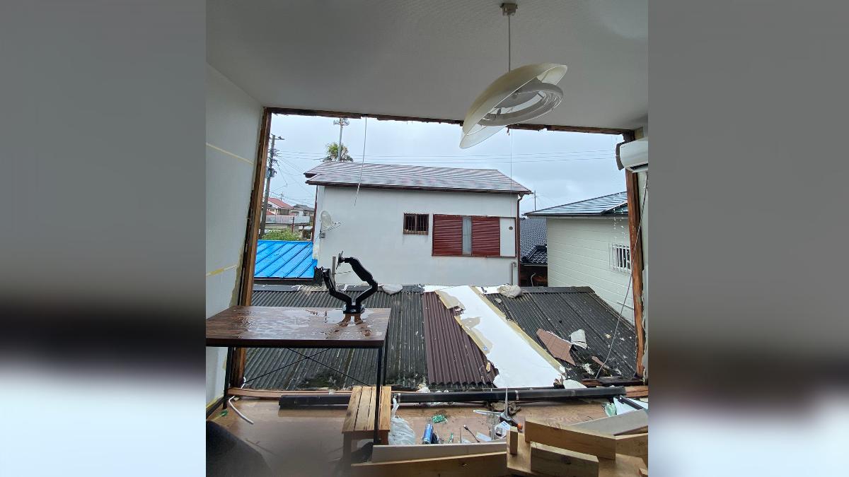 網友回到家之後，把重要的娃娃和物品救出，帶了精簡的行李。（圖／翻攝自X @_ragi_5）