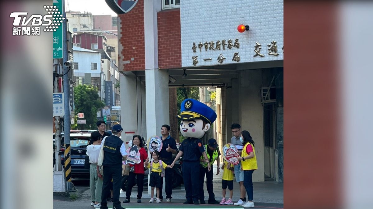 第一分局今年出動警察娃娃賣萌。(圖/TVBS)