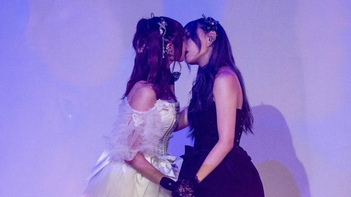 國民女團不藏了!大膽「女女接吻」被拍 認:呵護我的感覺