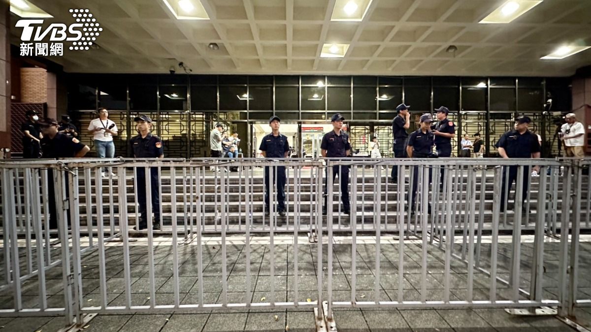 北檢晚間圍起護欄。(圖／區國強攝)