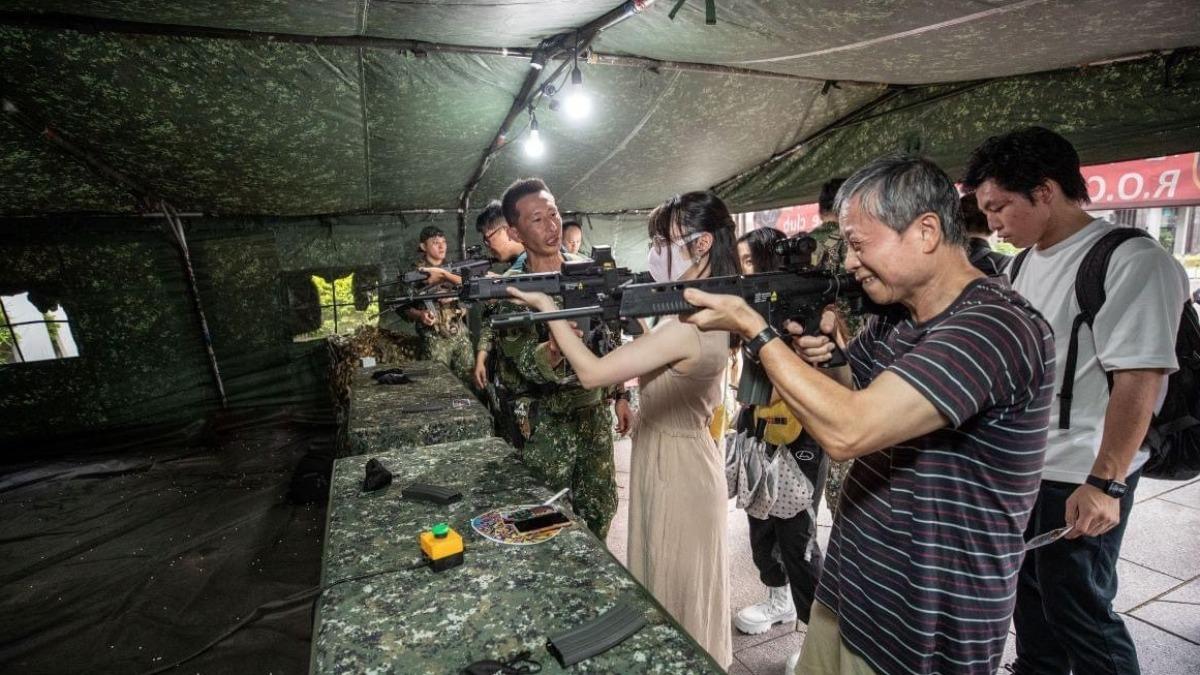 現場可以免費玩射擊體驗。(圖/台北101觀景台臉書)