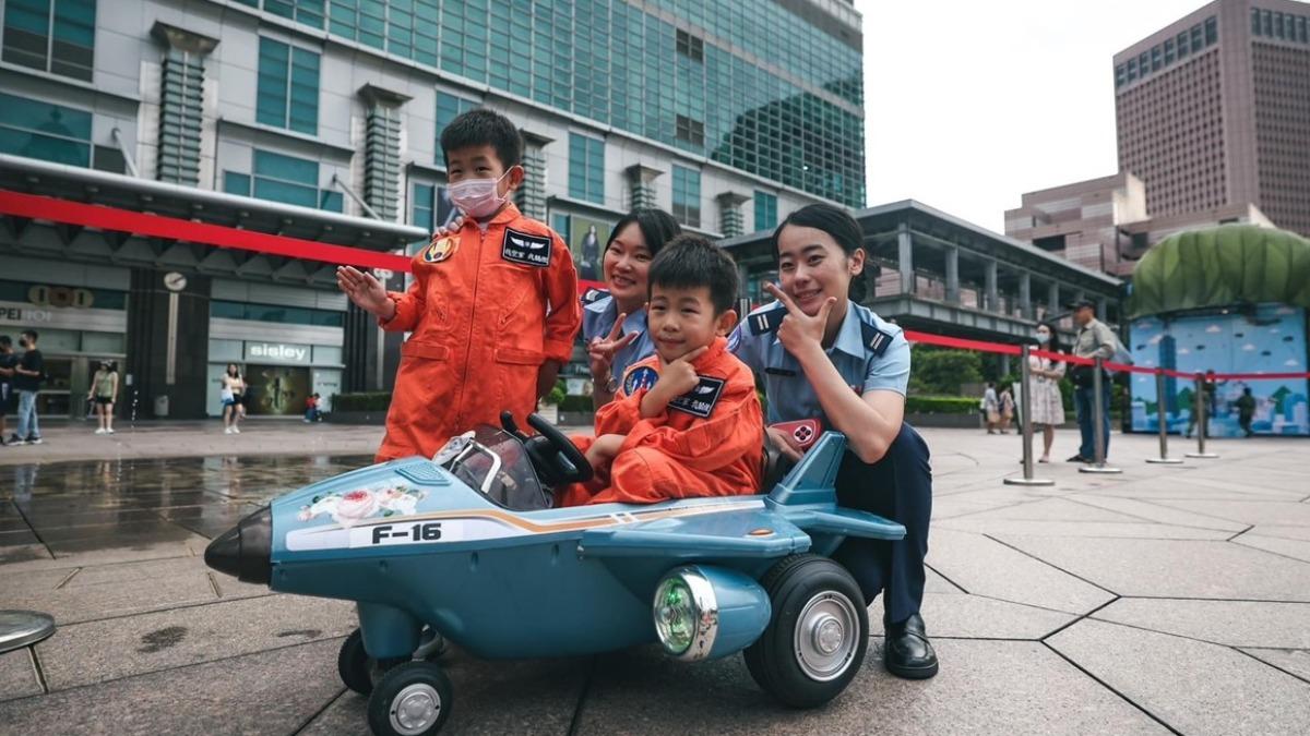 小朋友超愛的電動小飛機。(圖/台北101觀景台臉書)