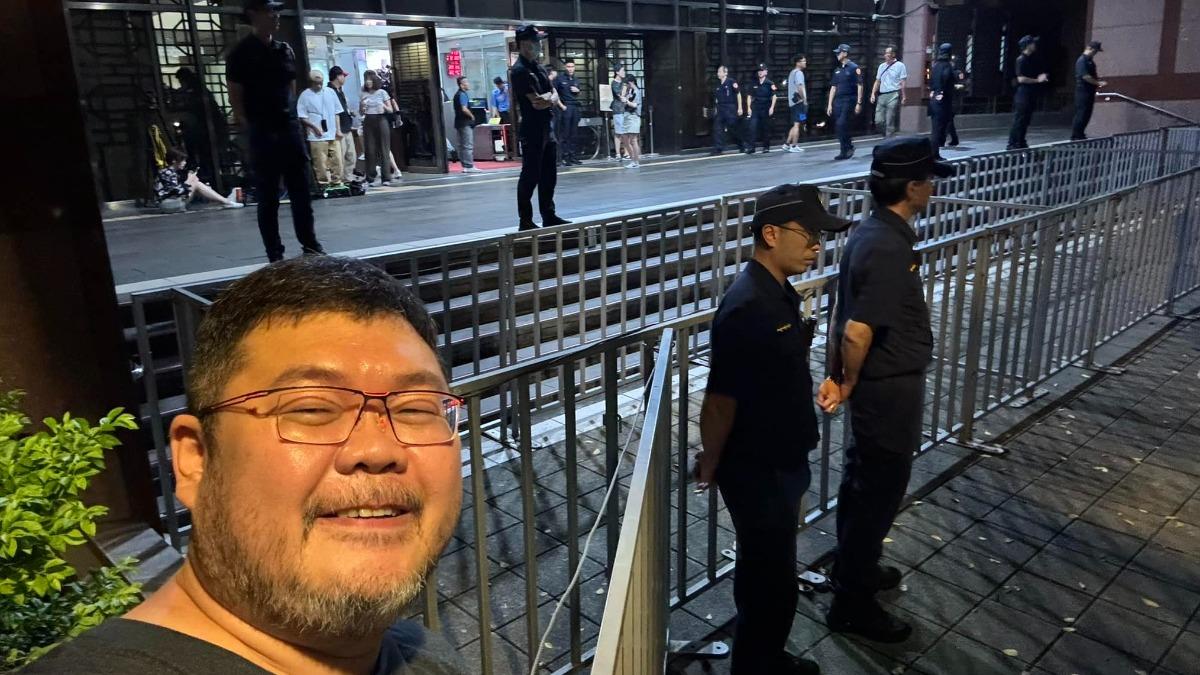 四叉貓再赴北檢見證歷史。(圖/翻攝自四叉貓臉書)